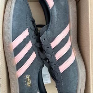 Adidas Women's Sneakers in Gray and Pink